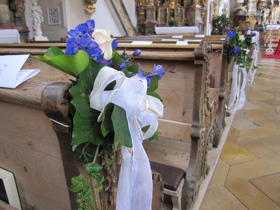 a white bow on a ladder bouquet