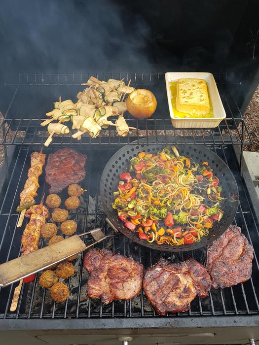 Vegetable appetizer with grilled meat