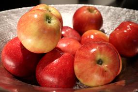 fresh juicy apples in a bowl