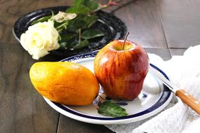 ripe delicious sliced apples