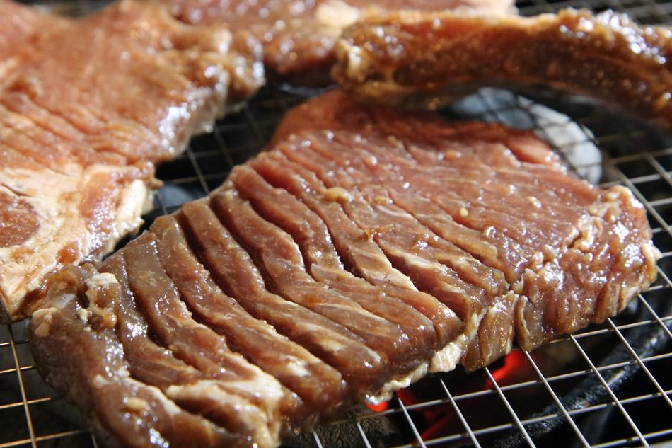 Juicy grilled ribs