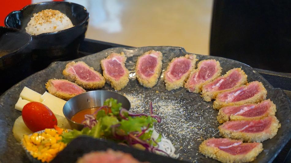 meat slices with sauce