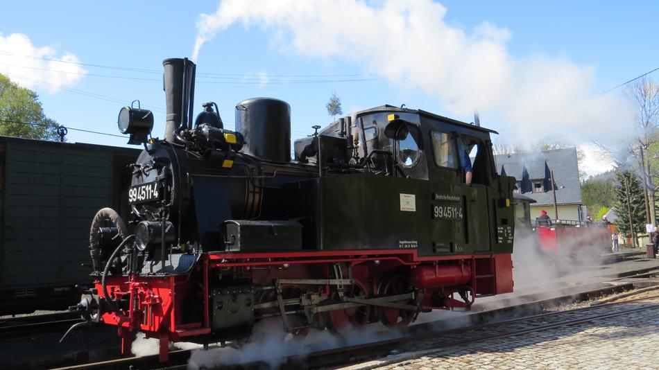 red green old steam locomotive