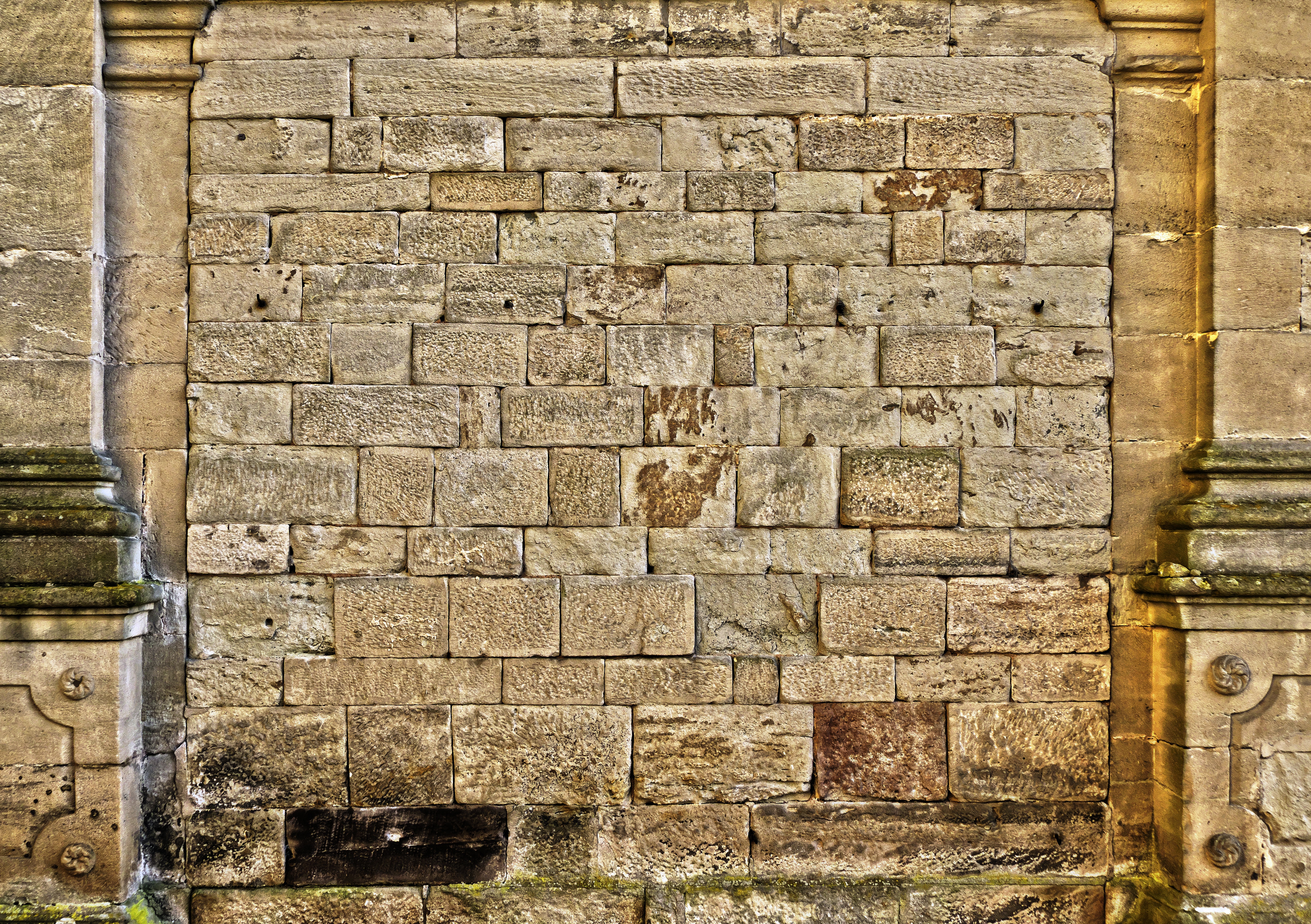 Старинная каменная стена