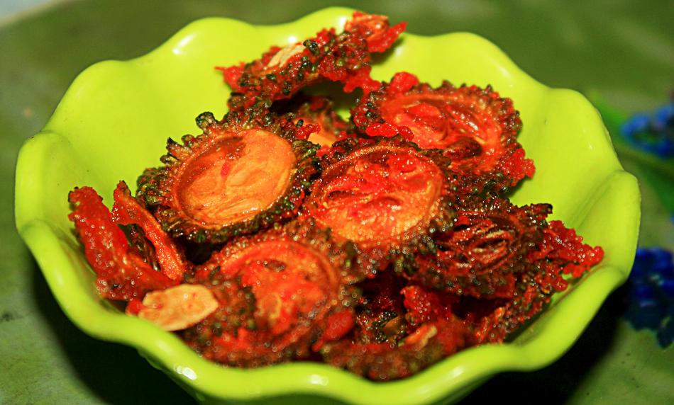 Dried tomatoes in a green plate