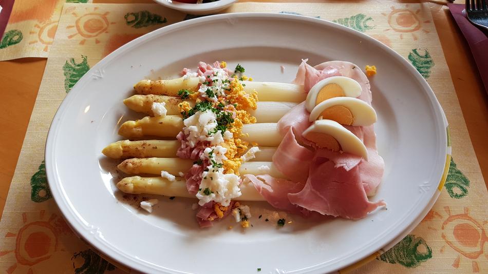 Healthy asparagus with bacon and eggs