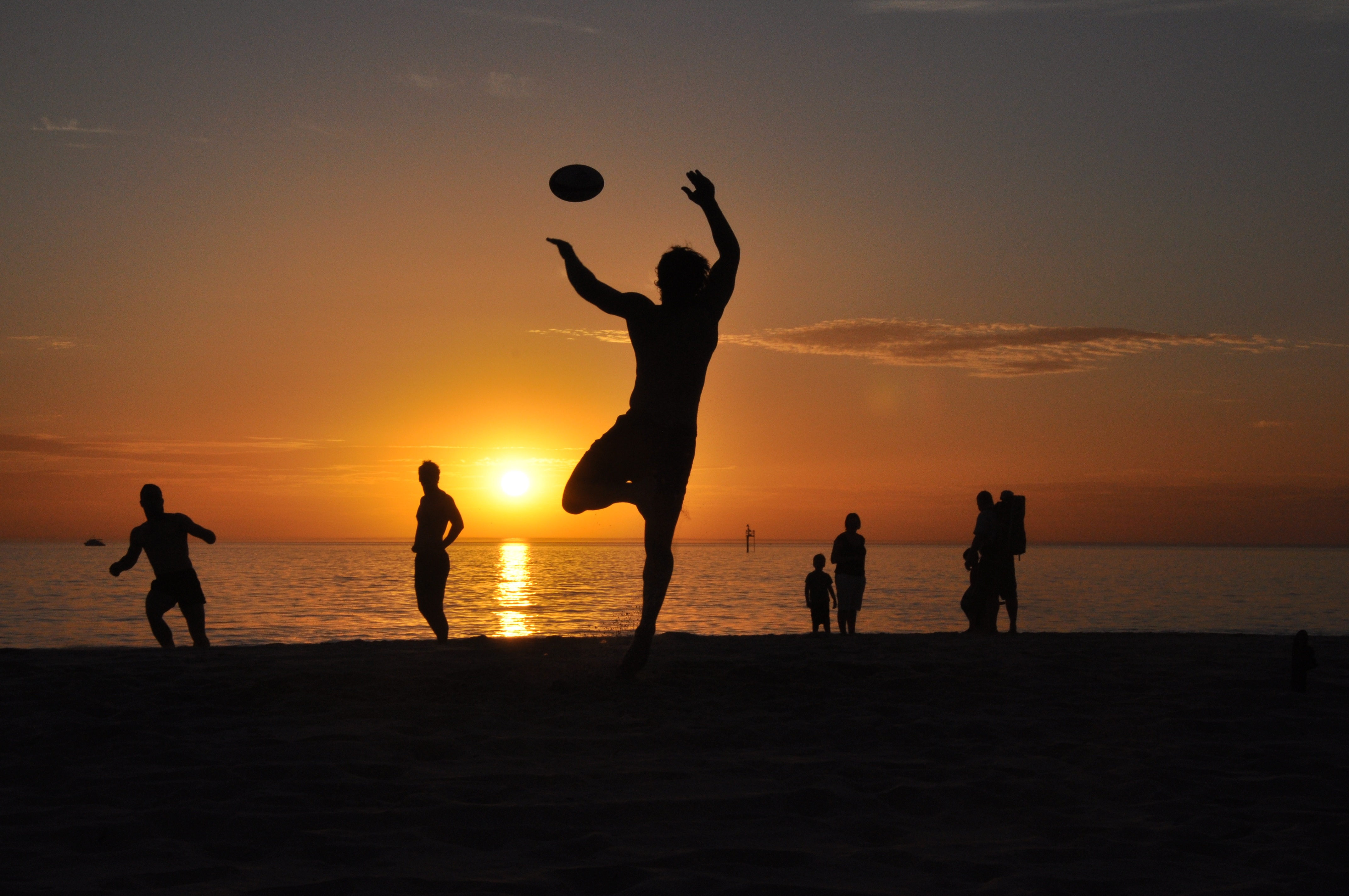 Sports holidays. Солнце и спорт. Спорт картинки солнце. Солнце в Австралии день фото. Море солнце Beach Tennis.