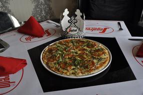 restaurant cheese pizza