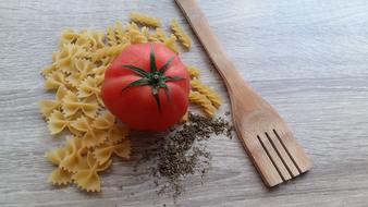 tomato with dried pasta and spices