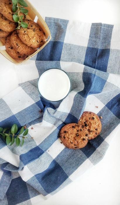 Sweet milk and crispy cookies