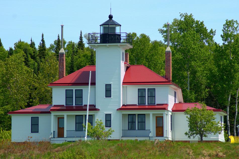the house with the red roof is beautiful