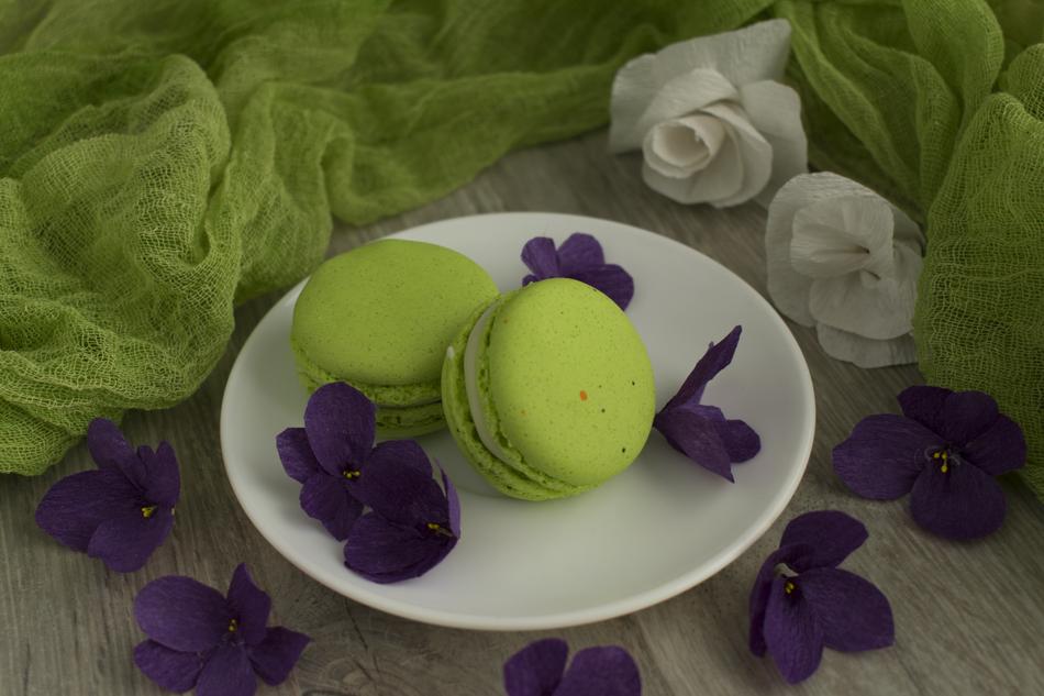 green tasty macarons