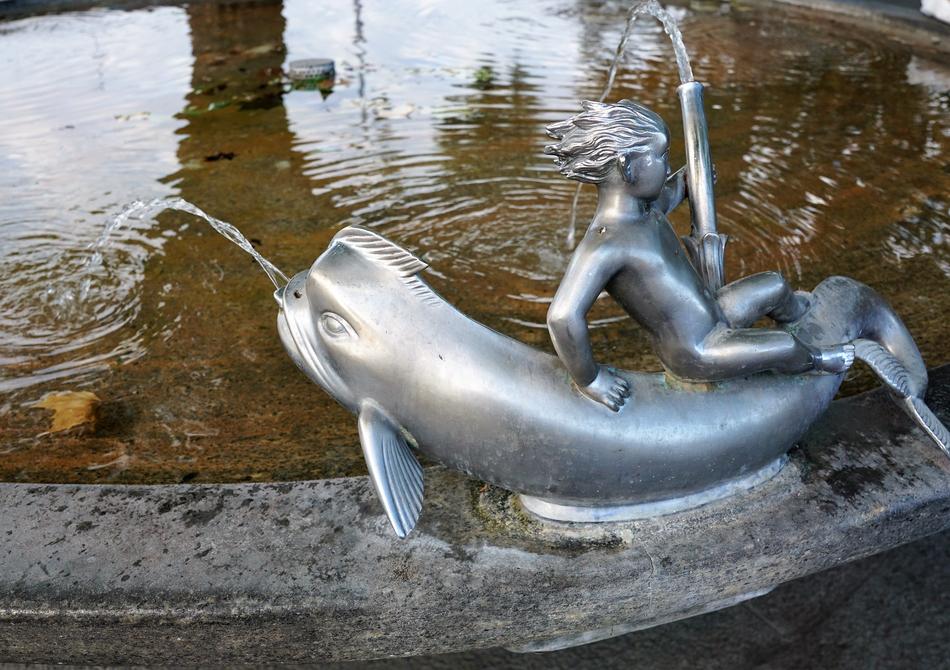 sculpture fountain silver