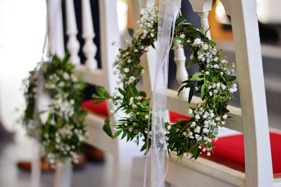 green wreath with white flowers