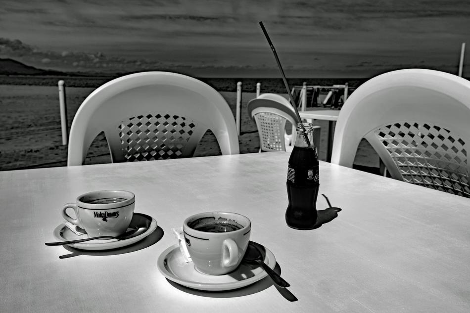 mugs with hot coffee on the table