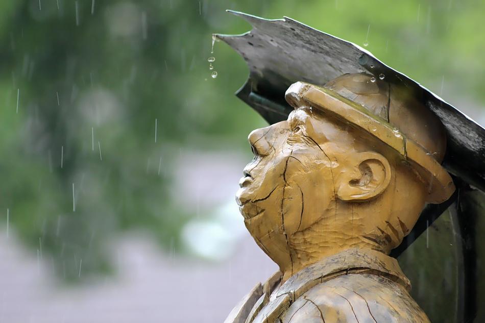 figure Umbrella Rainstorm