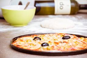making olive pizza