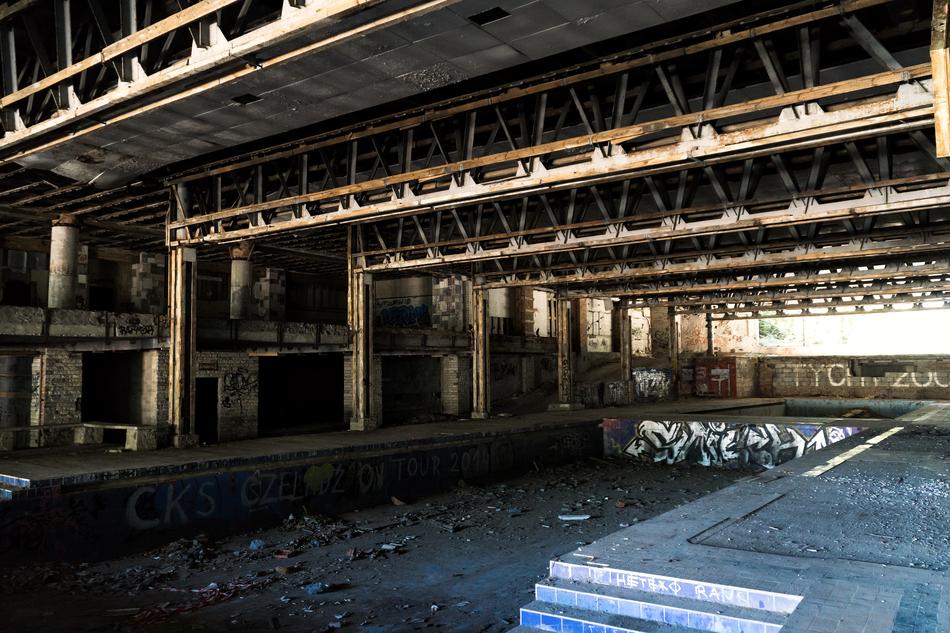 Abandoned Pool Architecture