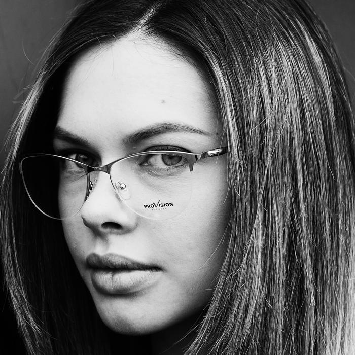 Black and white portrait of the woman with glasses with the sign