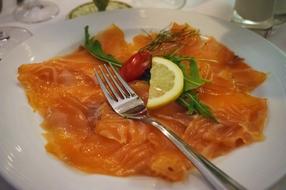 Sliced salmon with lime