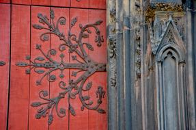 the pattern on the red door