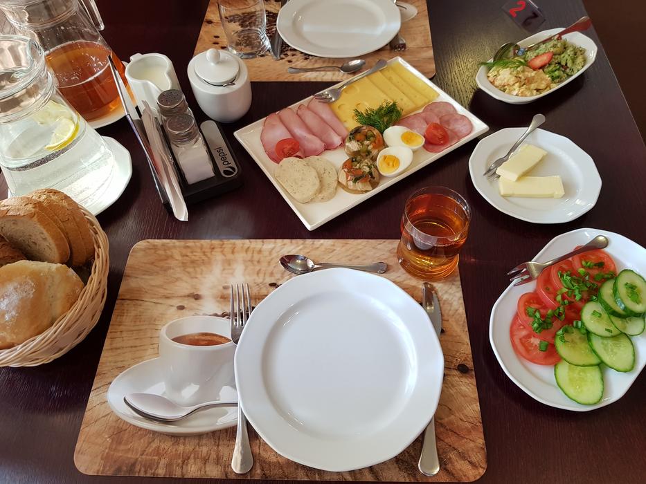 set table with dishes