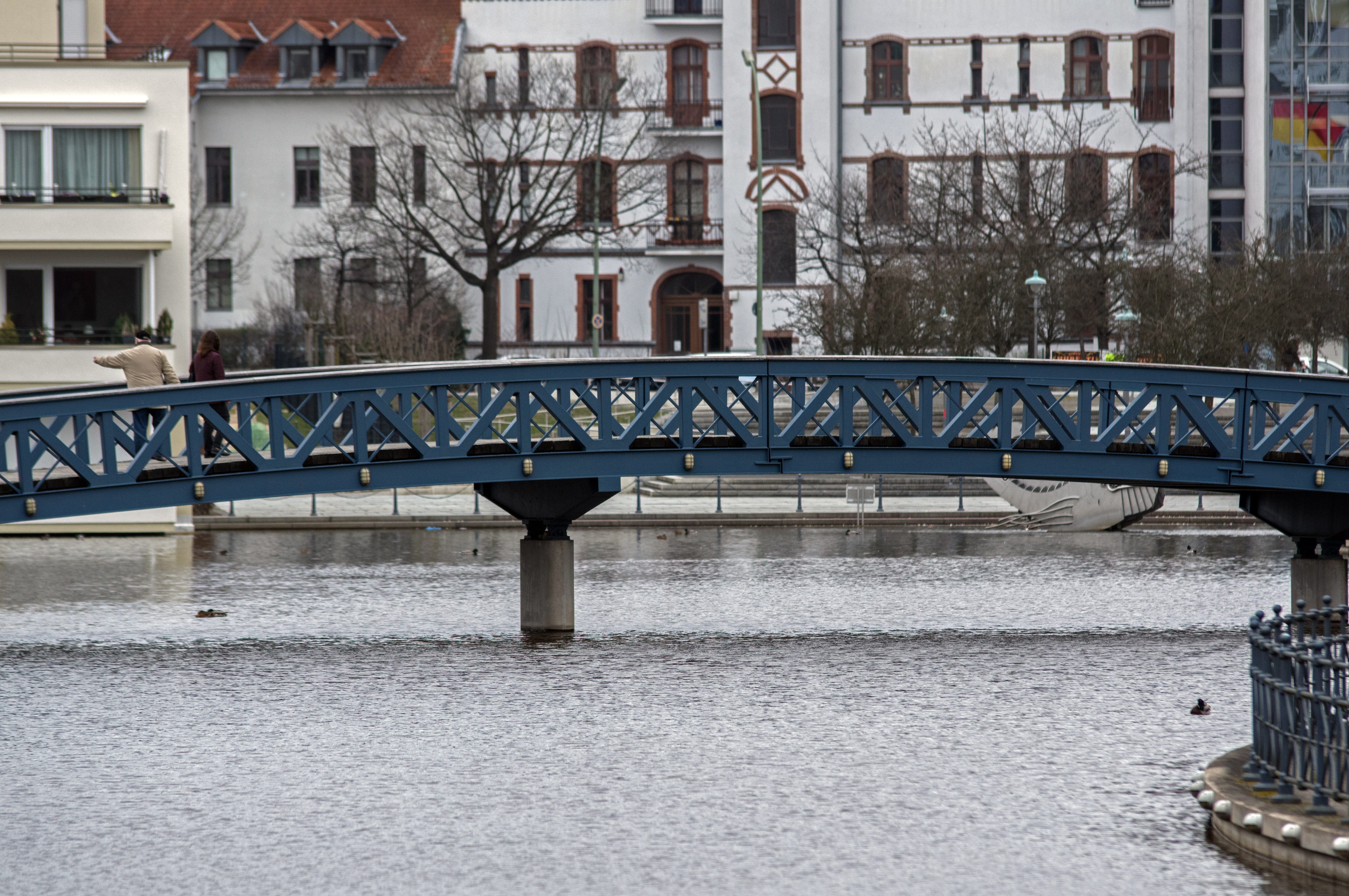 Modern river. Девичий мост в Берлине. Мост Модерн. Река в Берлине. Берлинский мост сбоку.