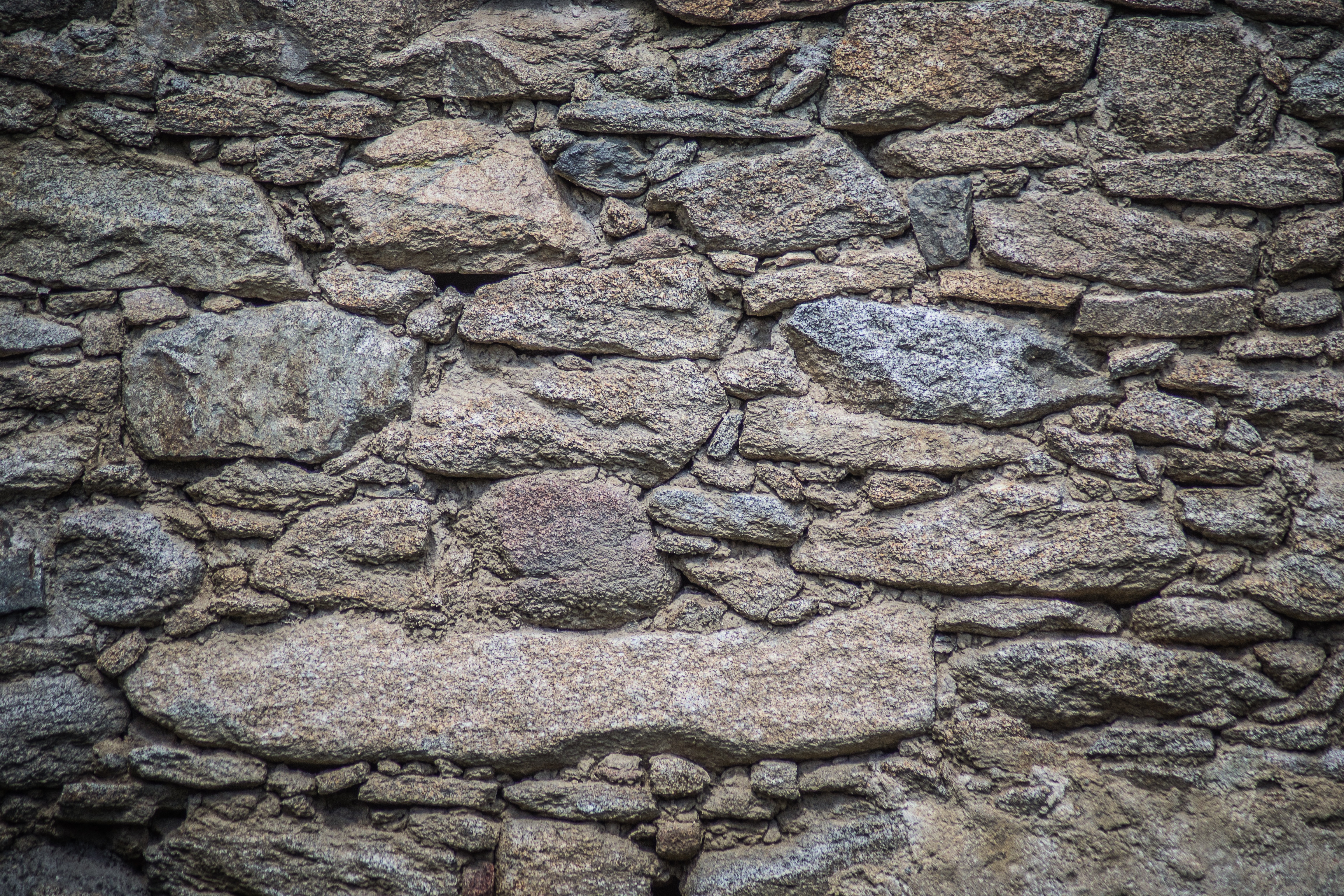 Каменная стена сбоку