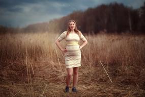 Pregnancy Girl at field