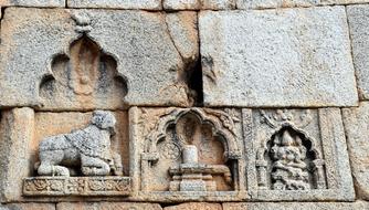 stone patterns on the wall