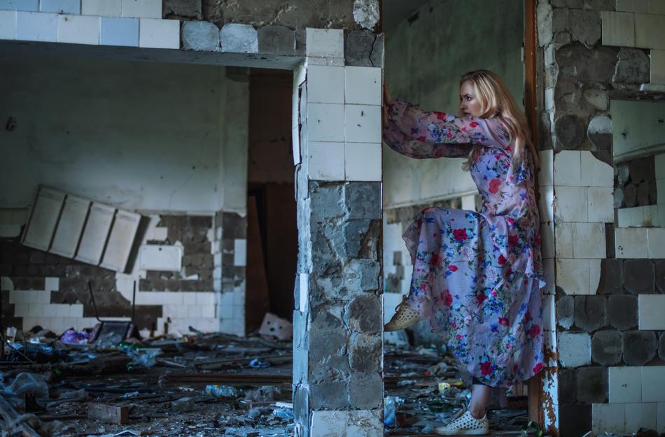 Girl Blonde building