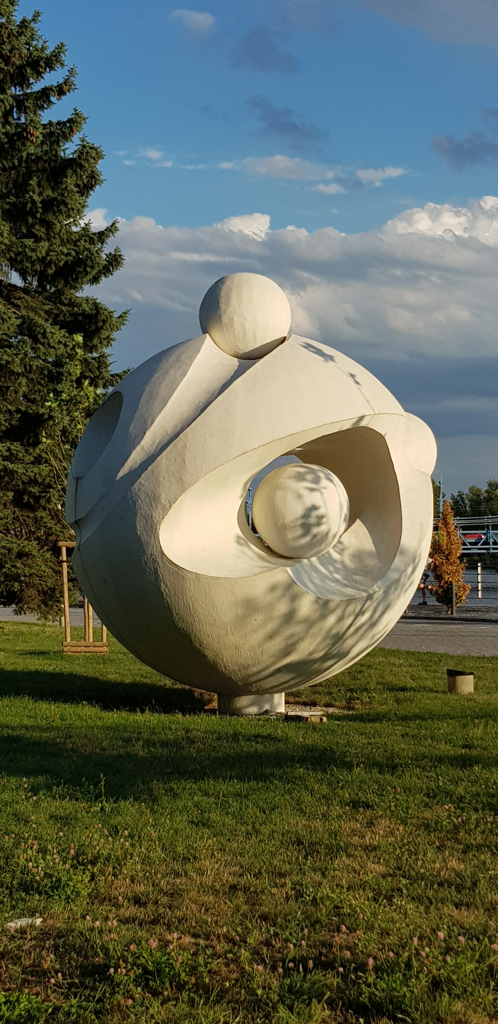 Памятник мирный атом