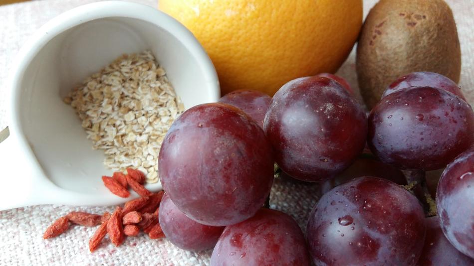 Sweet berries with oatmeal