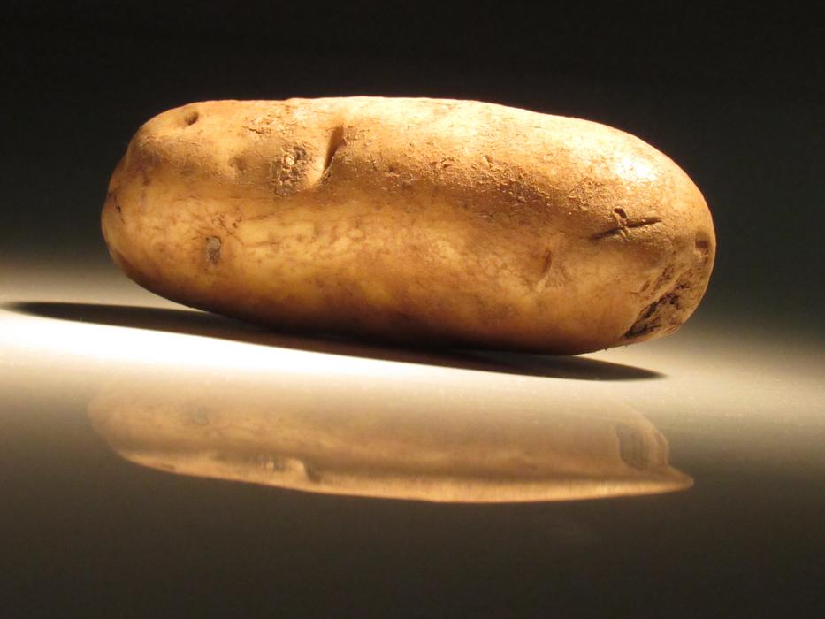 Reflection of potatoes under the light