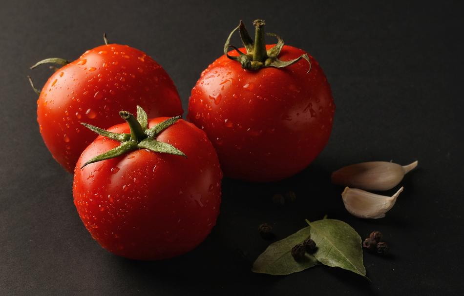 fresh tomatoes in a drop of water