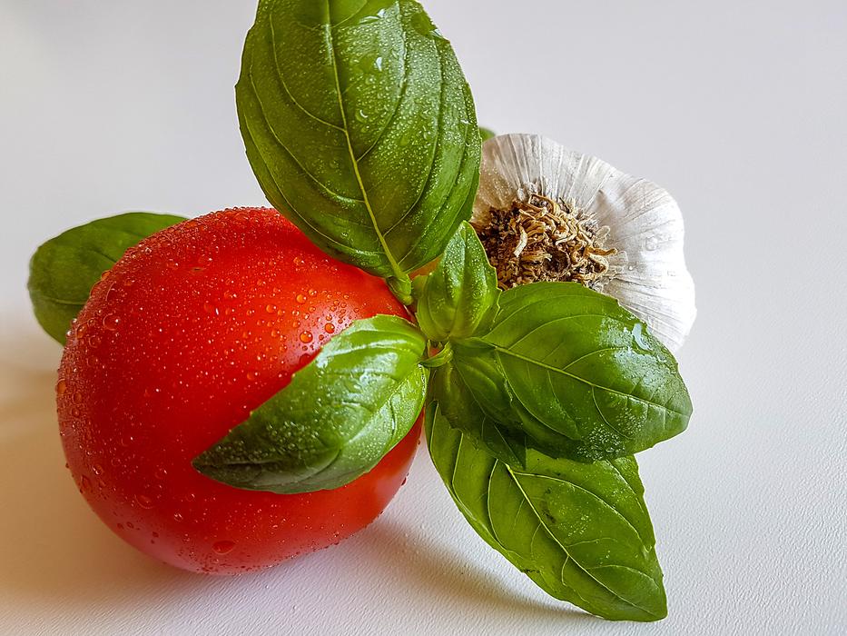 delicious tomato with garlic