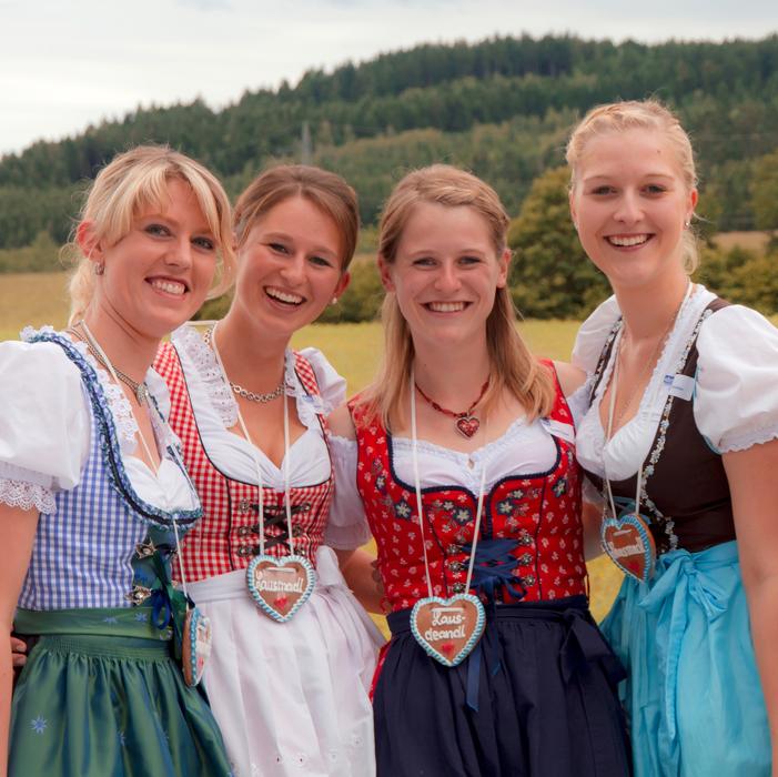 Dirndl Girlfriends Costumed