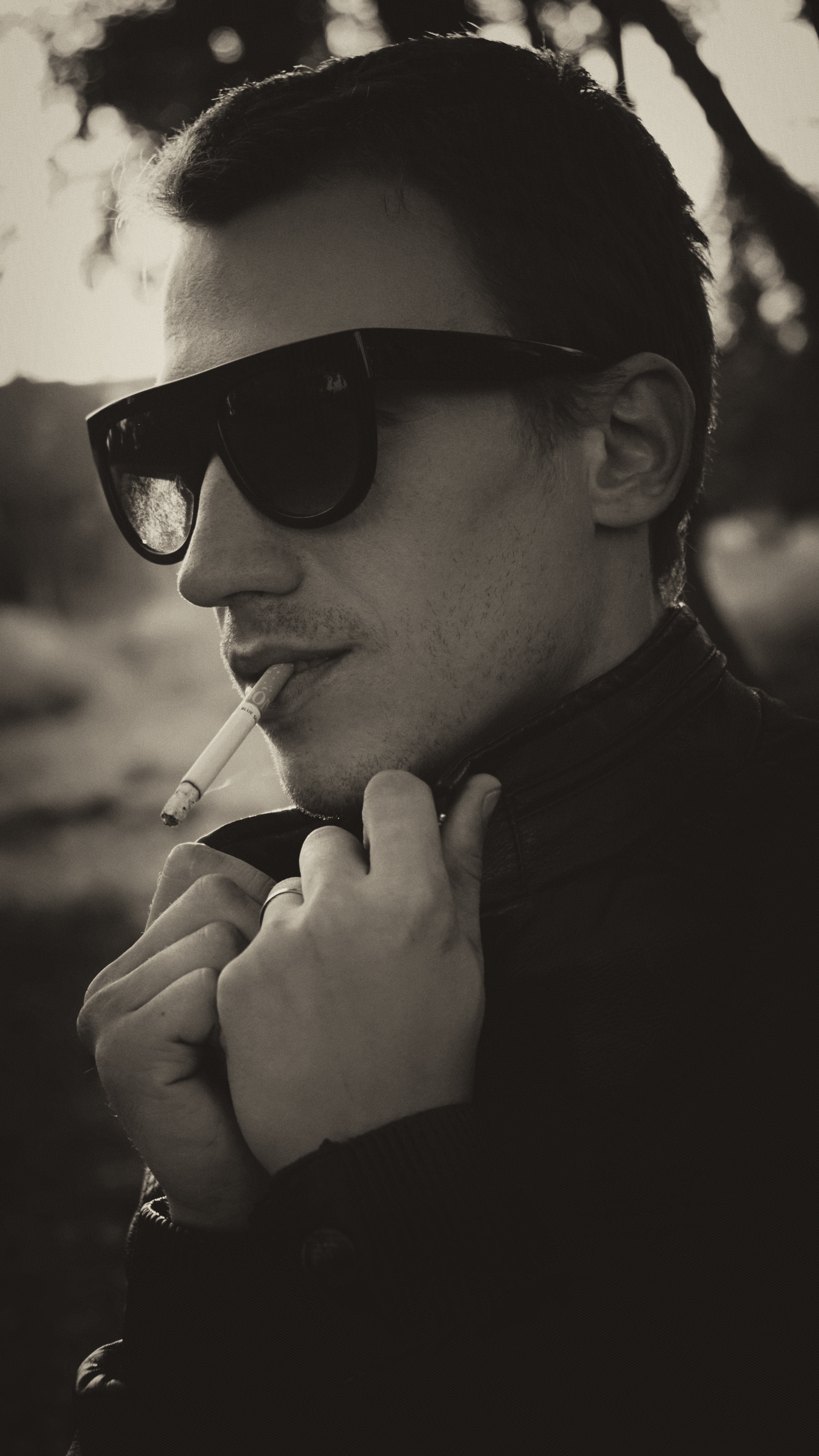Мужчина в очках с сигаретой