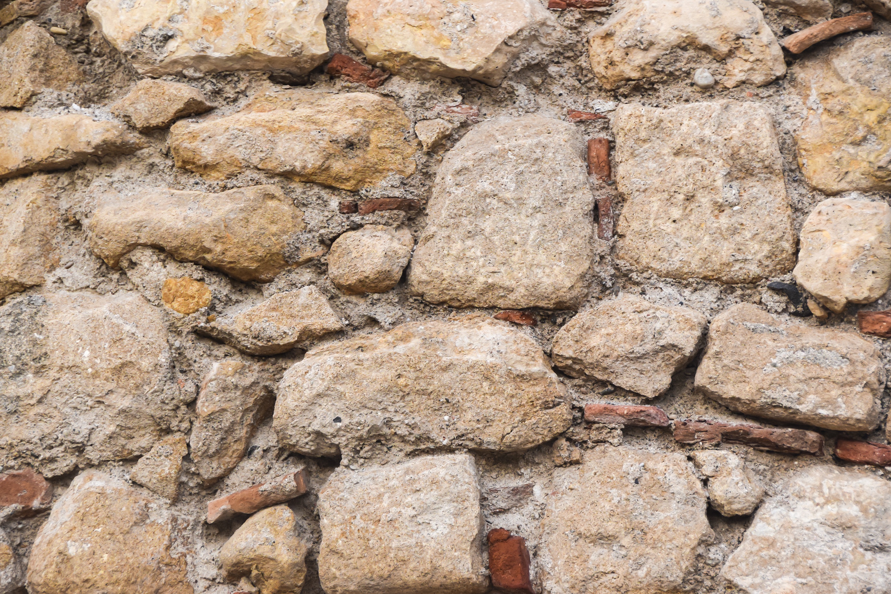 Сколько гниет каменная стена