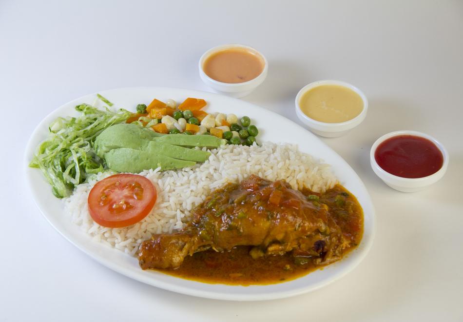 Fried chicken with rice and sauce