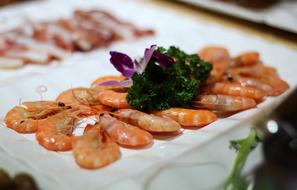 boiled shrimp with herbs