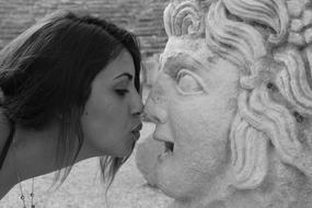 girl sculpture kissing