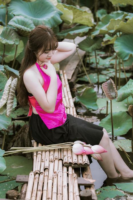 Vietnam Lotus Girl foot path