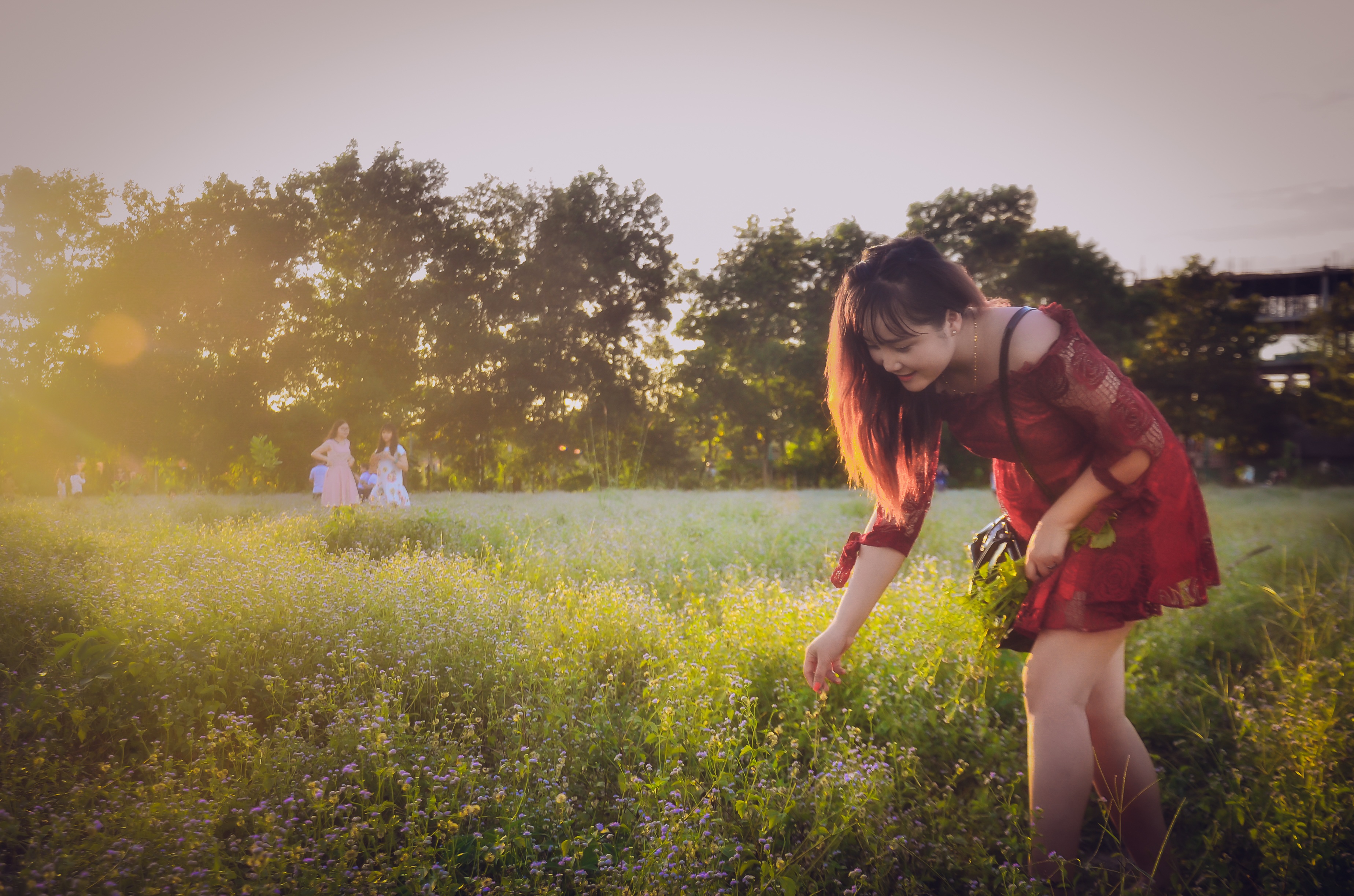 Девушка ловит цветы