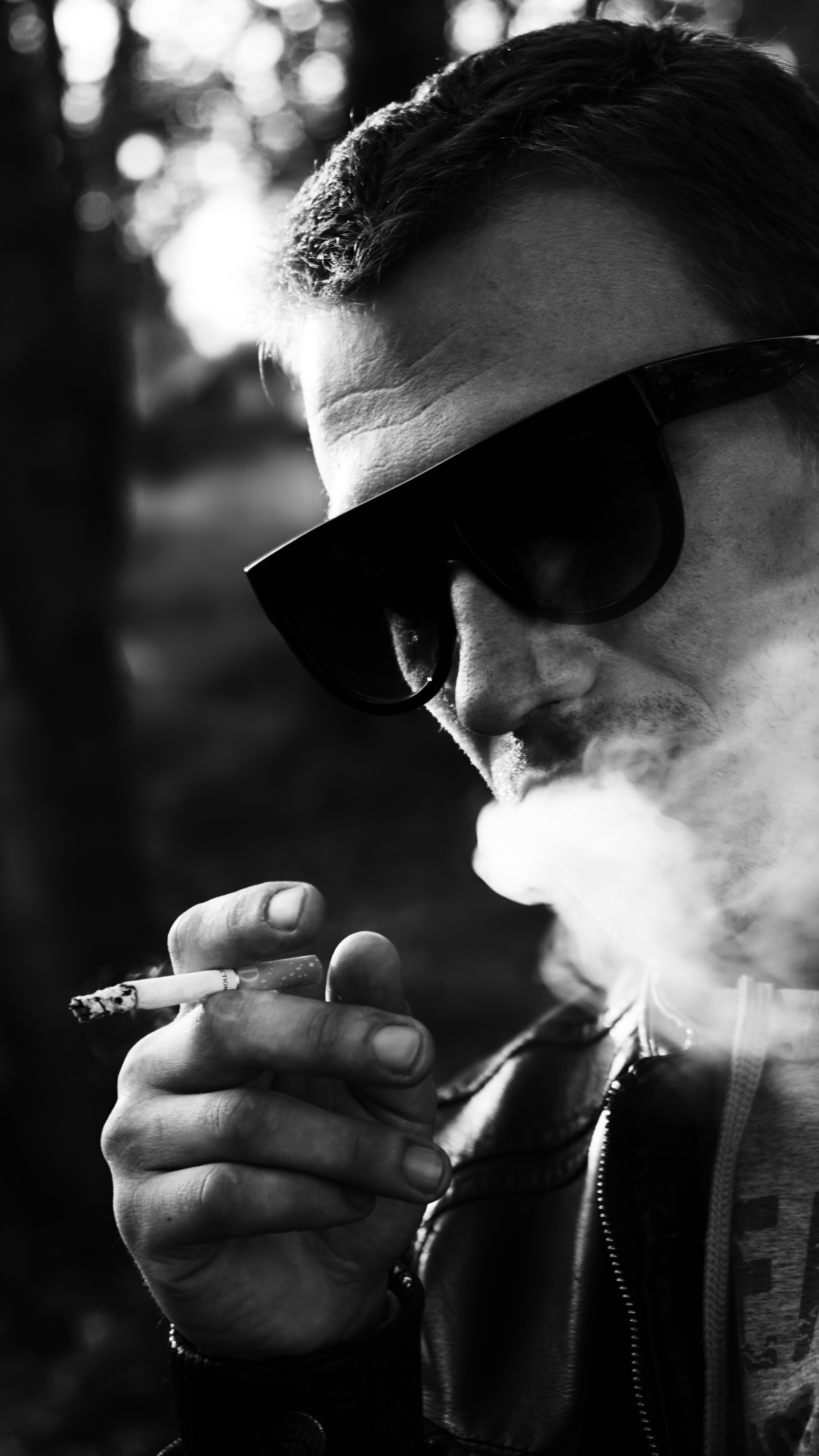 Smoke glass. Крутой парень курит. Человек с сигарой. Парень с сигаретой. Мужик с сигаретой на аву.