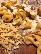 Cooking pasta in flour