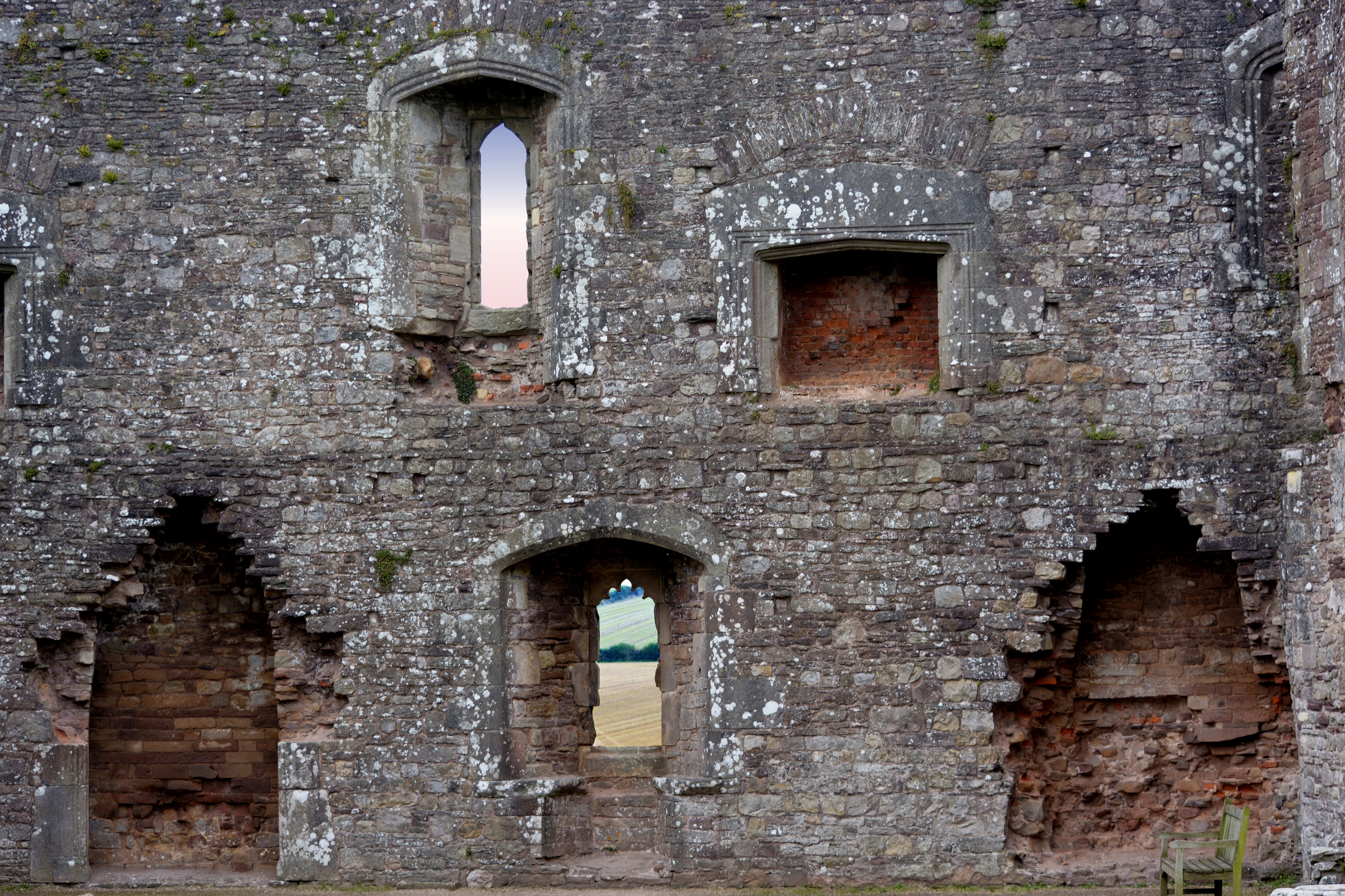 Старинная стена в крепости