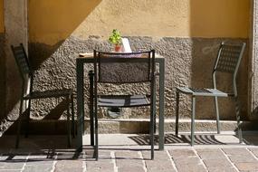 place to eat outside under the sun