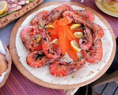 Fresh shrimp with lemon