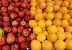 Juicy apples and oranges at the market